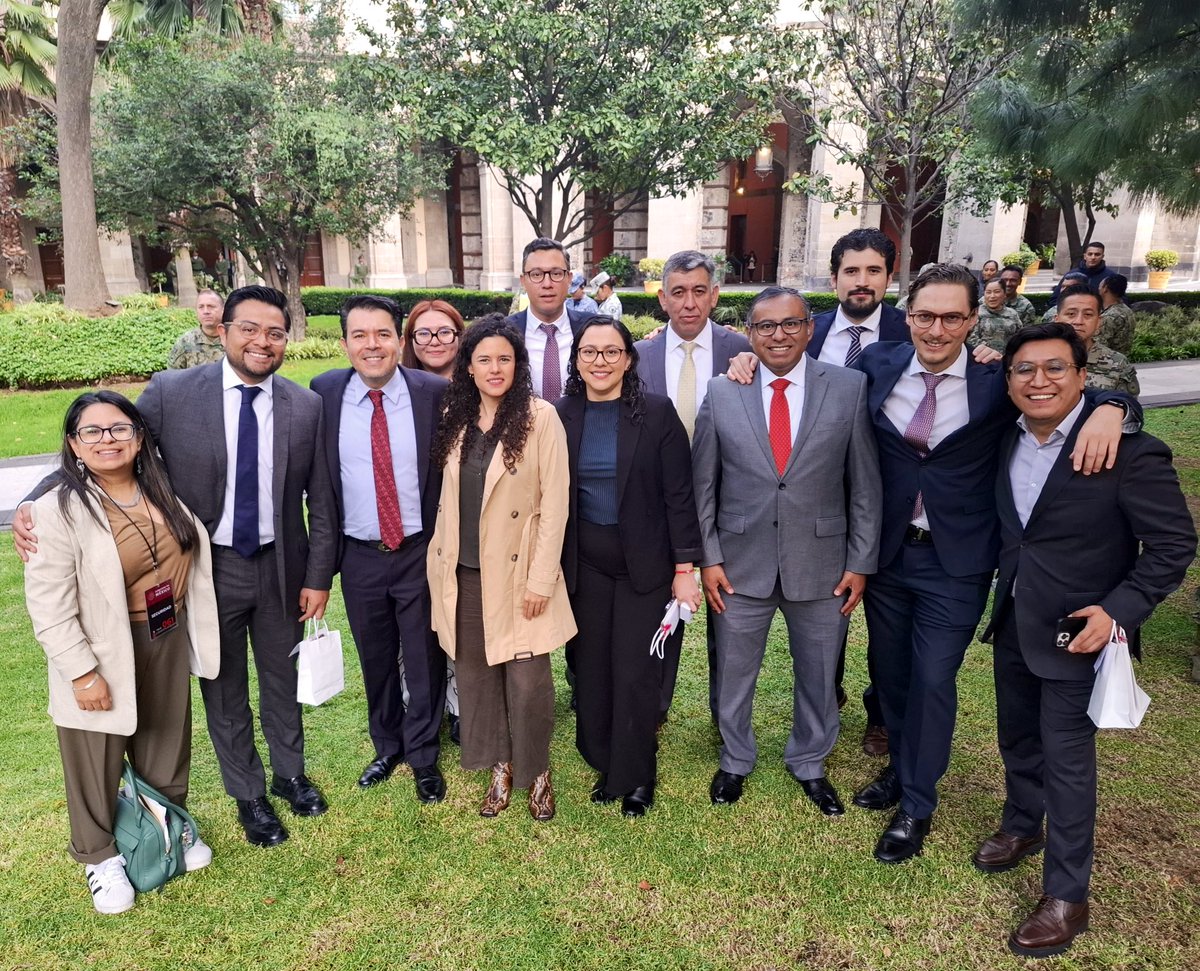 Ayer, en la convivencia con el licenciado <a href="/lopezobrador_/">Andrés Manuel</a>, estuvimos en compañía del gran equipo de la <a href="/SEGOB_mx/">Gobernación</a>  encabezado por la Secretaria <a href="/LuisaAlcalde/">Luisa Alcalde</a> e integrado por compañeras y compañeros entusiastas y  comprometidos que día a día trabajan en beneficio de las y los