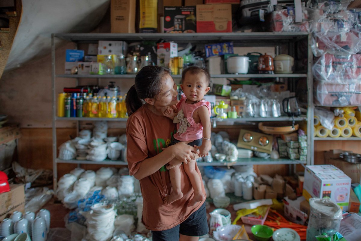 aliveandthrive's tweet image. During emergencies, #breastfeeding proves to be a life-saving source of nourishment for infants. Despite the floods, Nông Thùy Trang (pictured) managed to continue breastfeeding her 9-month-old daughter, Thùy Chi, along with complementary feeding. @irlembvietnam @UNICEF
