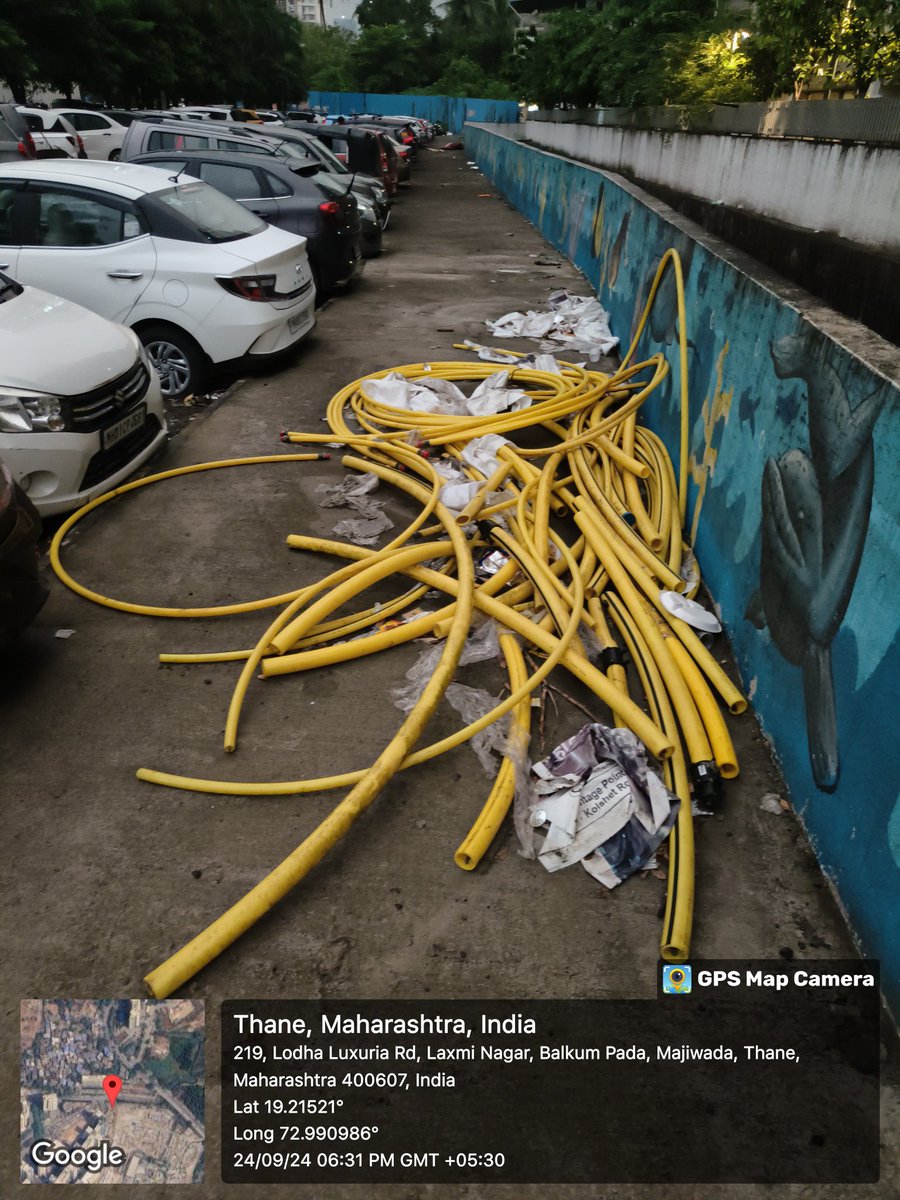 AdityaBowlekar's tweet photo. @mahanagargas can you please clear this mess which has been lying here for 3 months now outside our building. It's blocking the footpath @TMCaTweetAway @CMOMaharashtra 

Location tagged in the photo. https://t.co/B8mDcjfQuQ