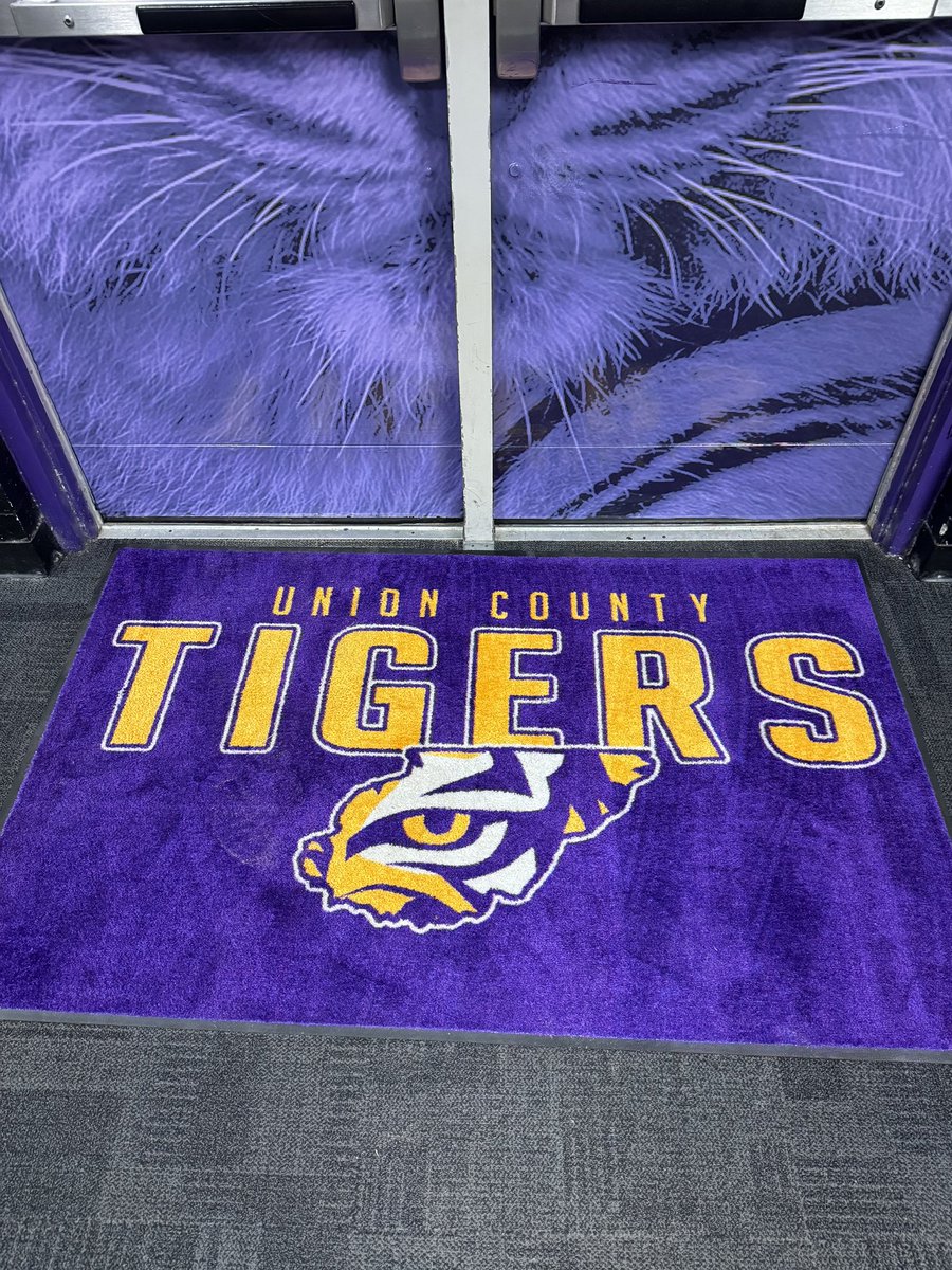 matthew_pounder's tweet image. New CUSTOM rugs look awesome out here @UCH_Football