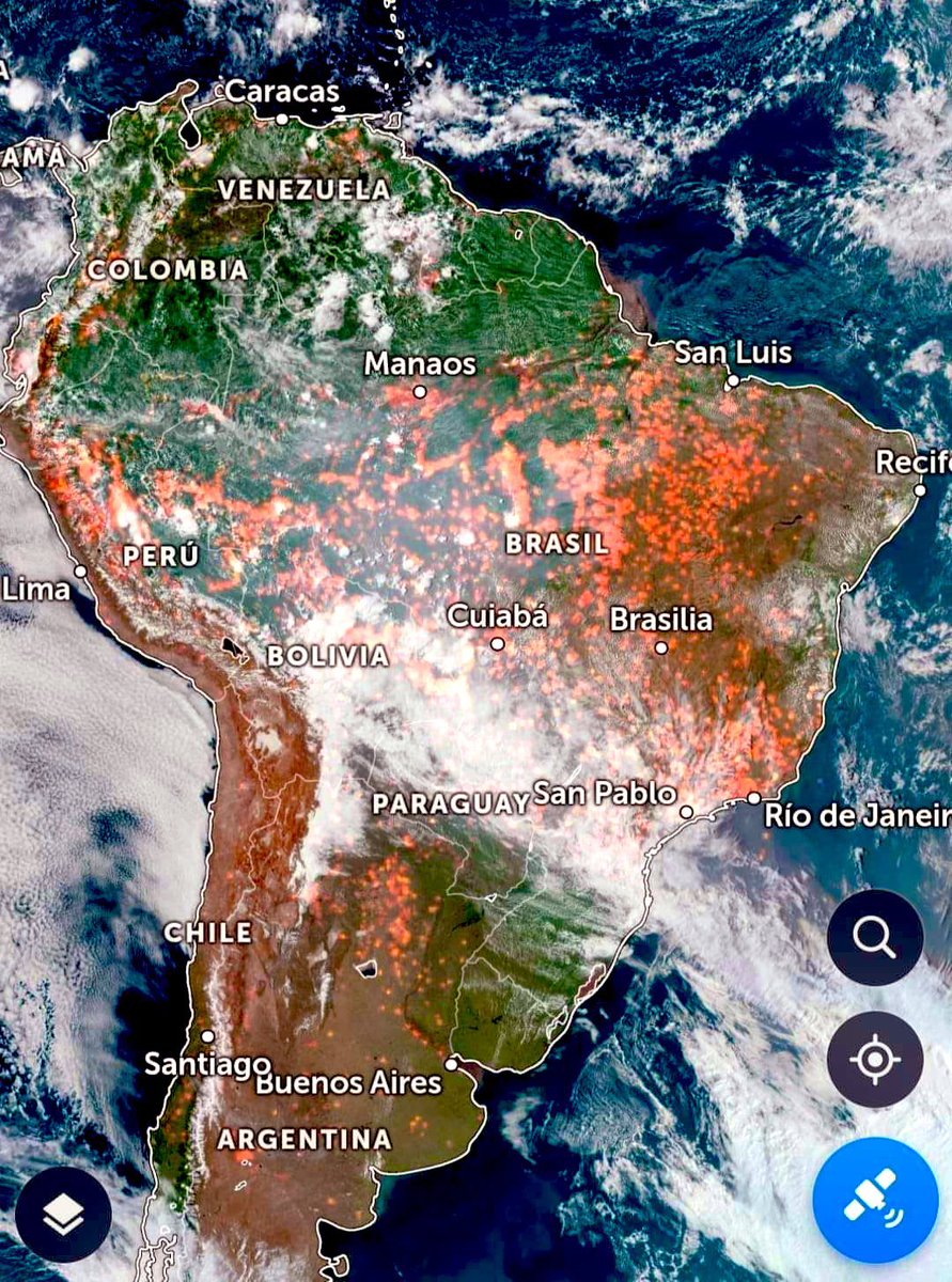 leonardonzalez's tweet photo. En este momento se produce un gigantesco incendio en la zona selvática del Amazonas brasileño y parte de Bolivia, imágenes satelitales muestran los más de mil focos de incendio como una densa capa de humo que avanza. https://t.co/7RtkTGmVss
