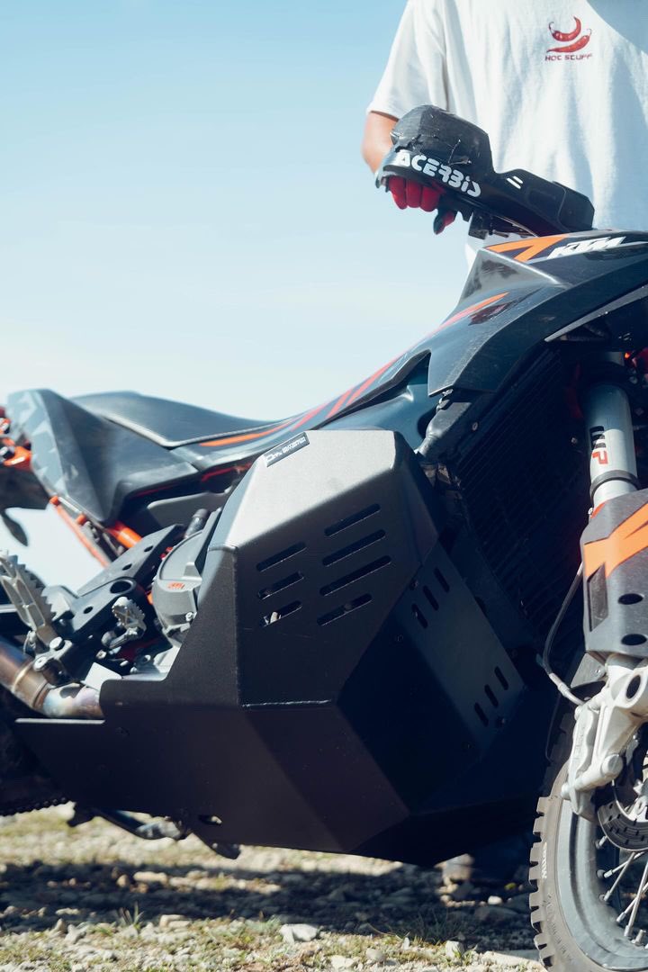 OutbackMototek's tweet photo. Funny, educational &amp; @mr.rallybike also rocks our KTM 790/890 Heavy Duty skid plate 🛡️ 
.
#ktm #ktm890adventurer #ktm890adventure #890adventure #890adventurer #ktmofficial #ktmfamily #ktmracing #ktmlover #ktmadventure #ktmlove #outbackmotortek https://t.co/s3Zxj53bfb