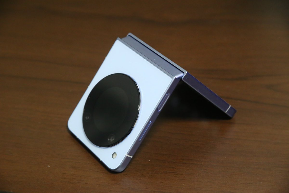 kyurikun__'s tweet image. Libero Flip着弾！！
(写真ブレブレやないかい)

そーすけさんから誕生日プレゼントとしていただきました…！！
人生初折りたたみ、楽しいですね、
多分動画化します！

本当にありがとうございます！！

#はぁ〜また買っちゃった (買ってない)
#初折りたたみ
#MyOS