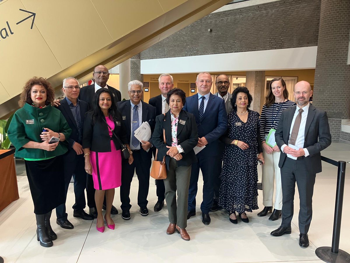 De commissie nam vandaag de petitie "Koninkrijkspas" in ontvangst. In de petitie staat de wens om Surinamers die in het Koninkrijk der Nederlanden zijn geboren een pas te geven zodat zij makkelijker naar Nederland kunnen reizen en niet lang op een visum hoeven te wachten.