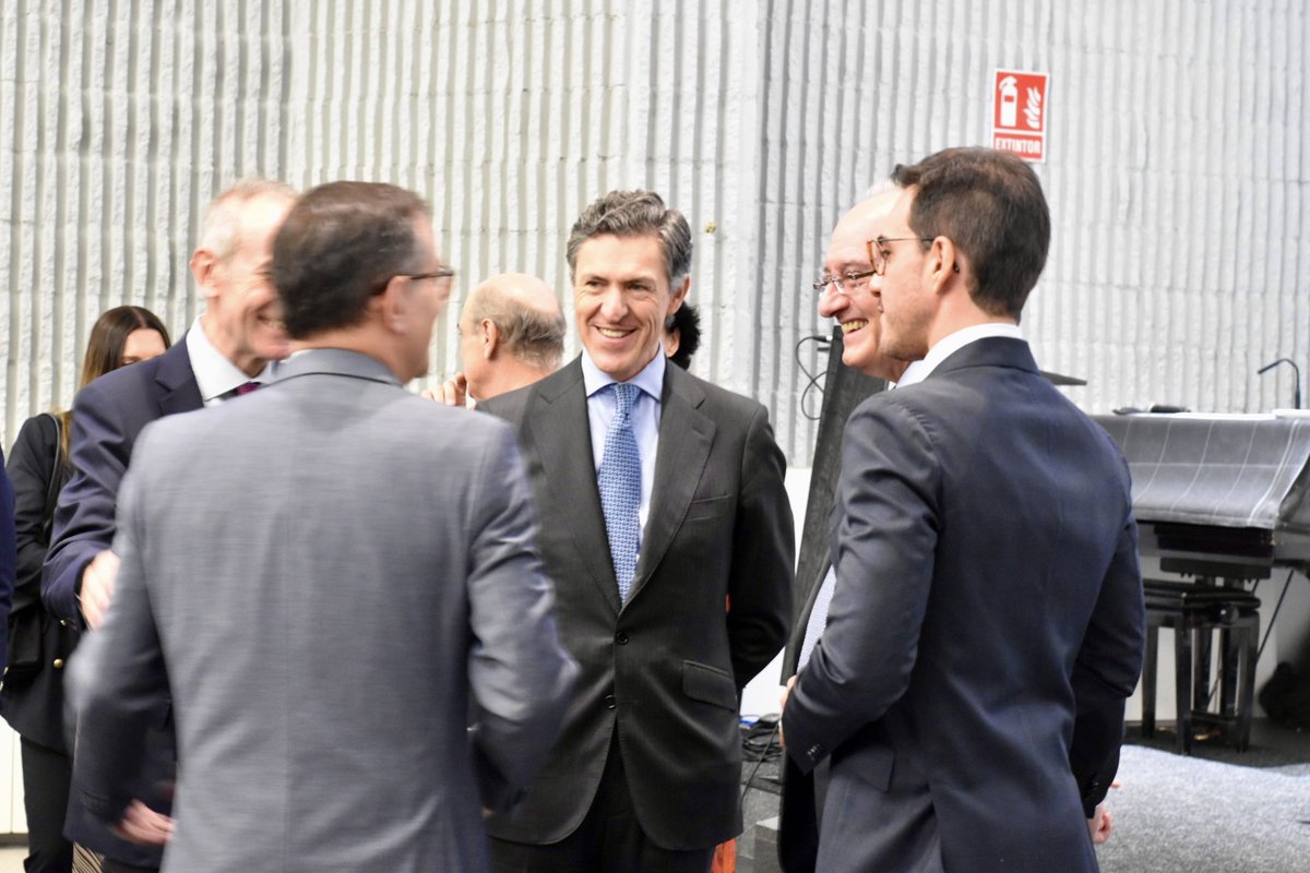 USPCEU's tweet photo. Hemos inaugurado los Másteres de Derecho con la presencia del Presidente de Uría Menéndez, Jesús Remón:
'Nos vincula a la Universidad y a esta casa que juntos formamos buenas personas.'
#PosgradoCEU #MasterCEU https://t.co/jfPEsnAn8r