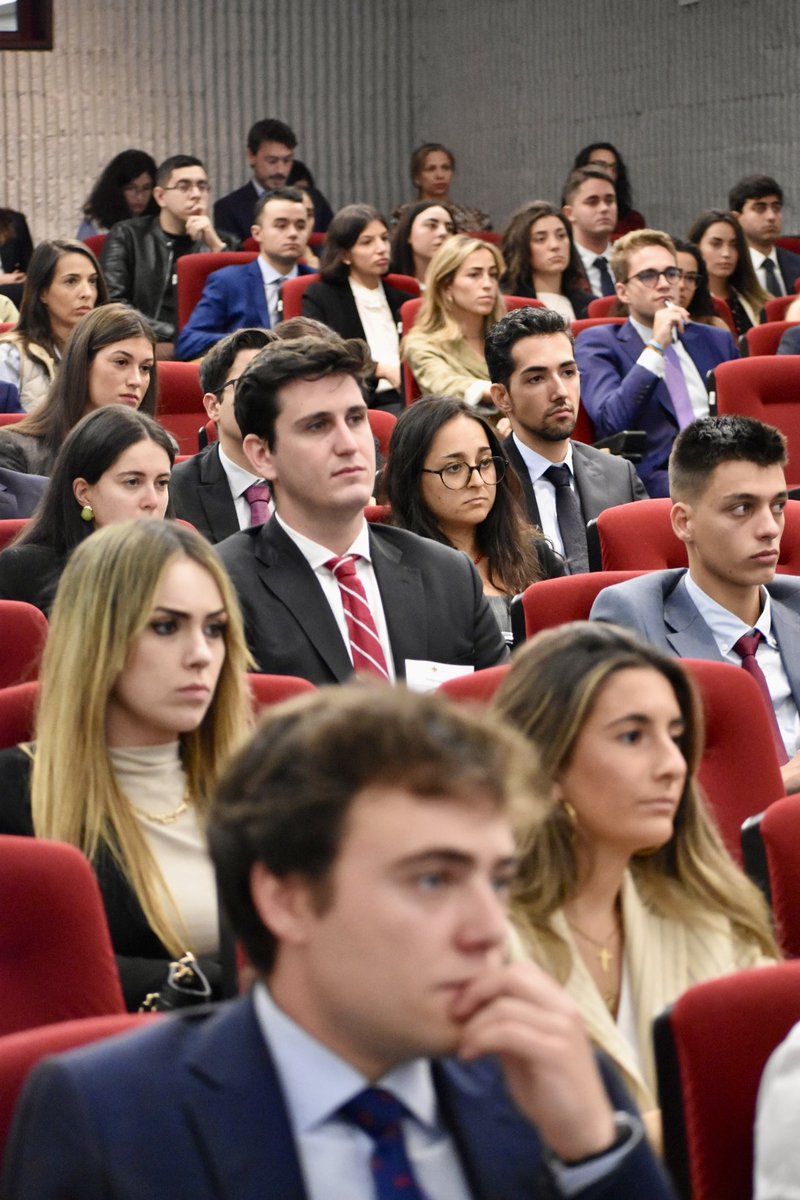 USPCEU's tweet photo. Hemos inaugurado los Másteres de Derecho con la presencia del Presidente de Uría Menéndez, Jesús Remón:
'Nos vincula a la Universidad y a esta casa que juntos formamos buenas personas.'
#PosgradoCEU #MasterCEU https://t.co/jfPEsnAn8r
