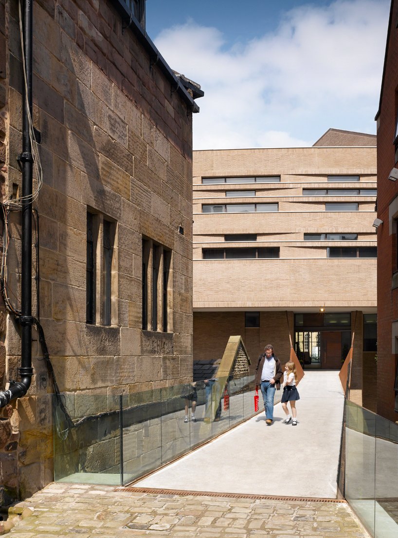 A13Docmo's tweet photo. Insistiré en la belleza táctil que aporta el ladrillo cuando está usado con un criterio técnico/estético.
La naturaleza textil del revestimiento.
Chetham's Music School; ISA Studio. https://t.co/0g0HBfBbXc