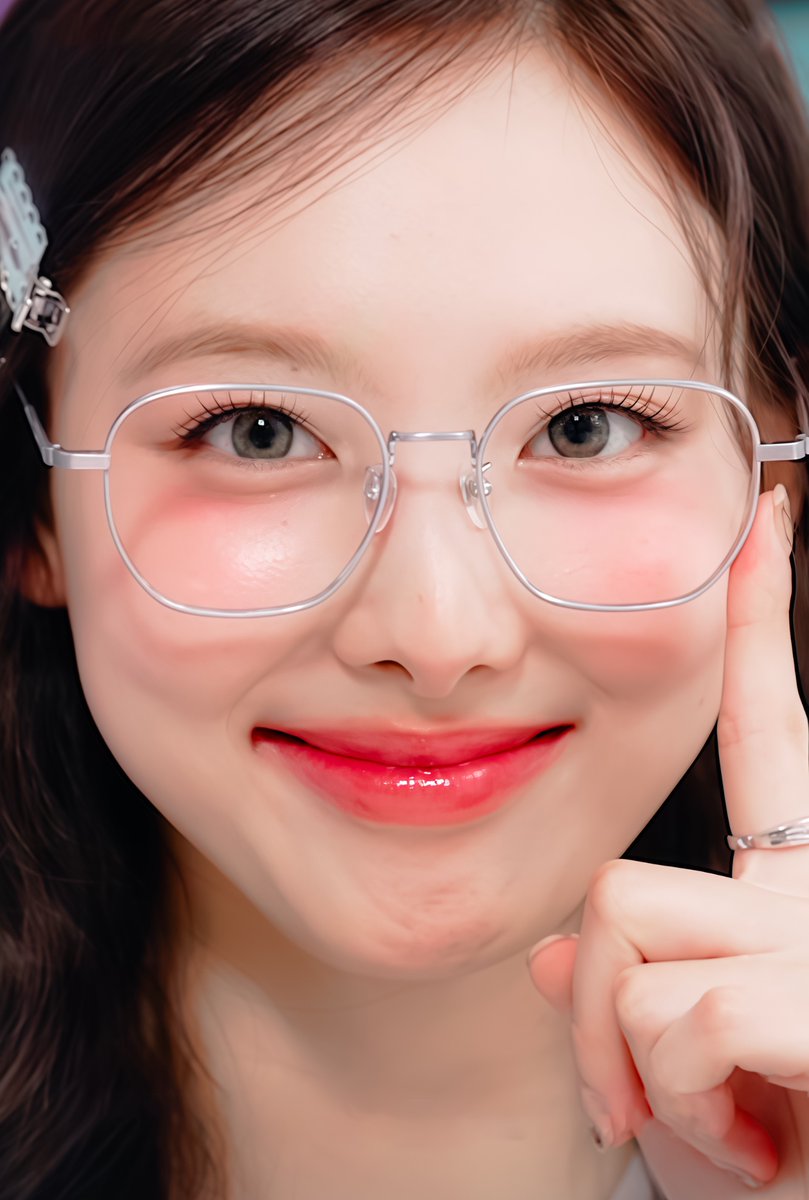 O2l29's tweet photo. 👓🩵
#나연 #NAYEON #ナヨン https://t.co/nZxS4E8mWv