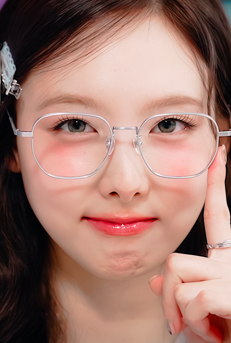 O2l29's tweet photo. 👓🩵
#나연 #NAYEON #ナヨン https://t.co/nZxS4E8mWv