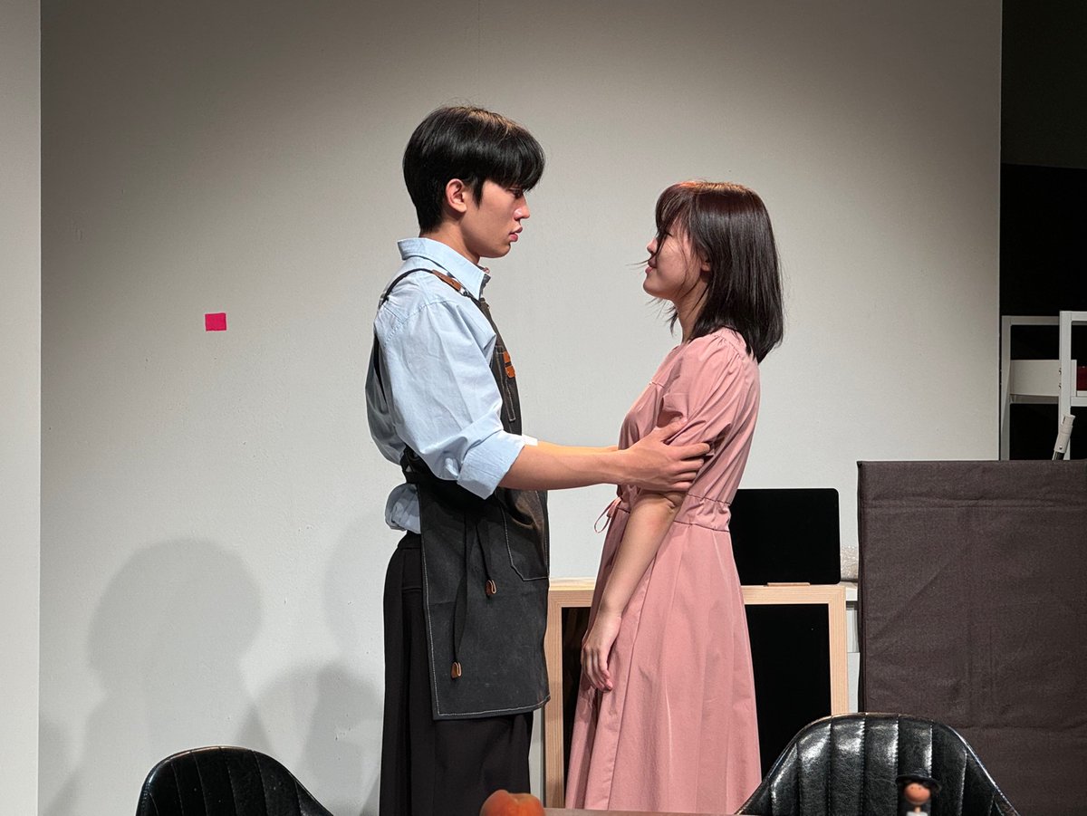 group_kkol's tweet photo. 연극[첼로와 비빔면, 그리고 검은 우비]

연습사진 공개

첫 공연까지 D-2!
공연을 앞두고 무대 위에서 열심히 연습하는 배우들의 모습을 공개합니다.

-
2024.09.26(목) ~ 2024.10.05(토)
스튜디오 블루
#첼로와비빔면그리고검은우비 #창작집단꼴 #스튜디오블루 https://t.co/zOAUsof6hC