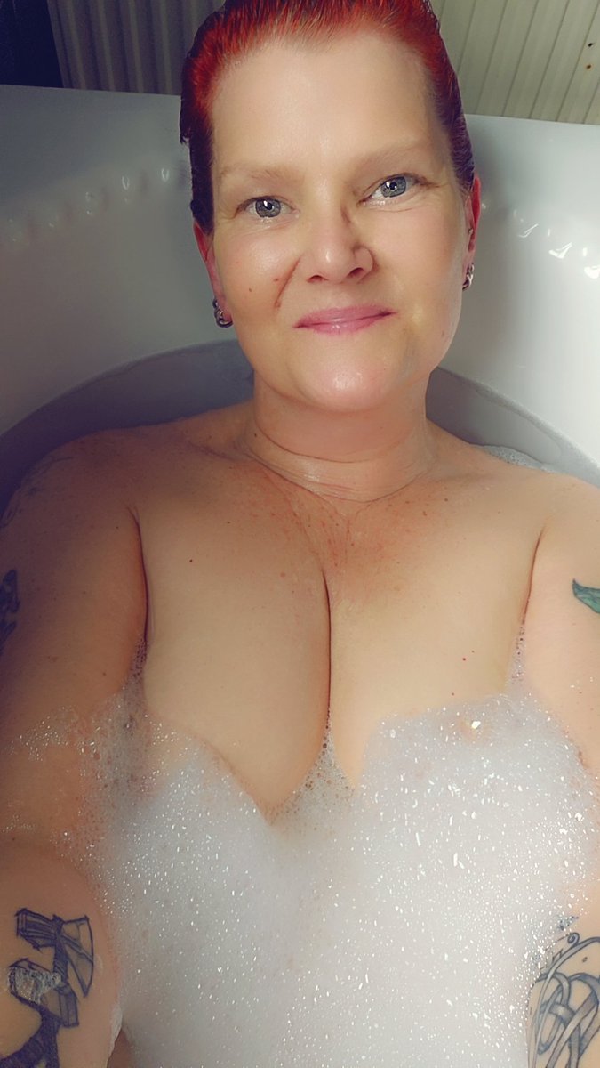 Loopyloopylou29's tweet photo. Loopy Lou is back in de house. Can you tell how happy I am to be in my tub again? 😂😂😂 https://t.co/r3L8ujk9sK