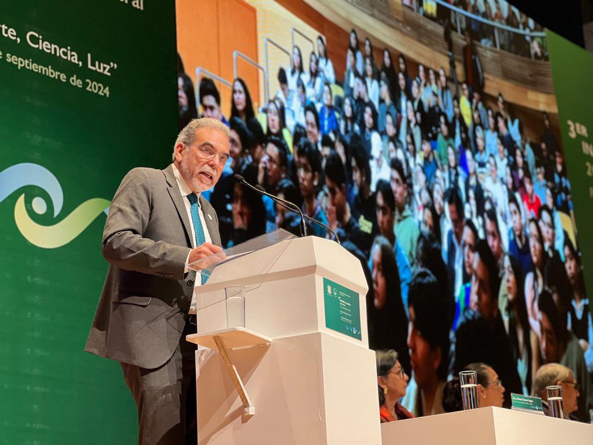 Ayer asistimos a una ceremonia muy emotiva en la hermosa Sala Tlaqná, el rector de Universidad Veracruzana, el Dr. Martín Aguilar,  Sánchez rindió su Tercer Informe de Labores.
La educación es un pilar fundamental para el desarrollo de #Veracruz.