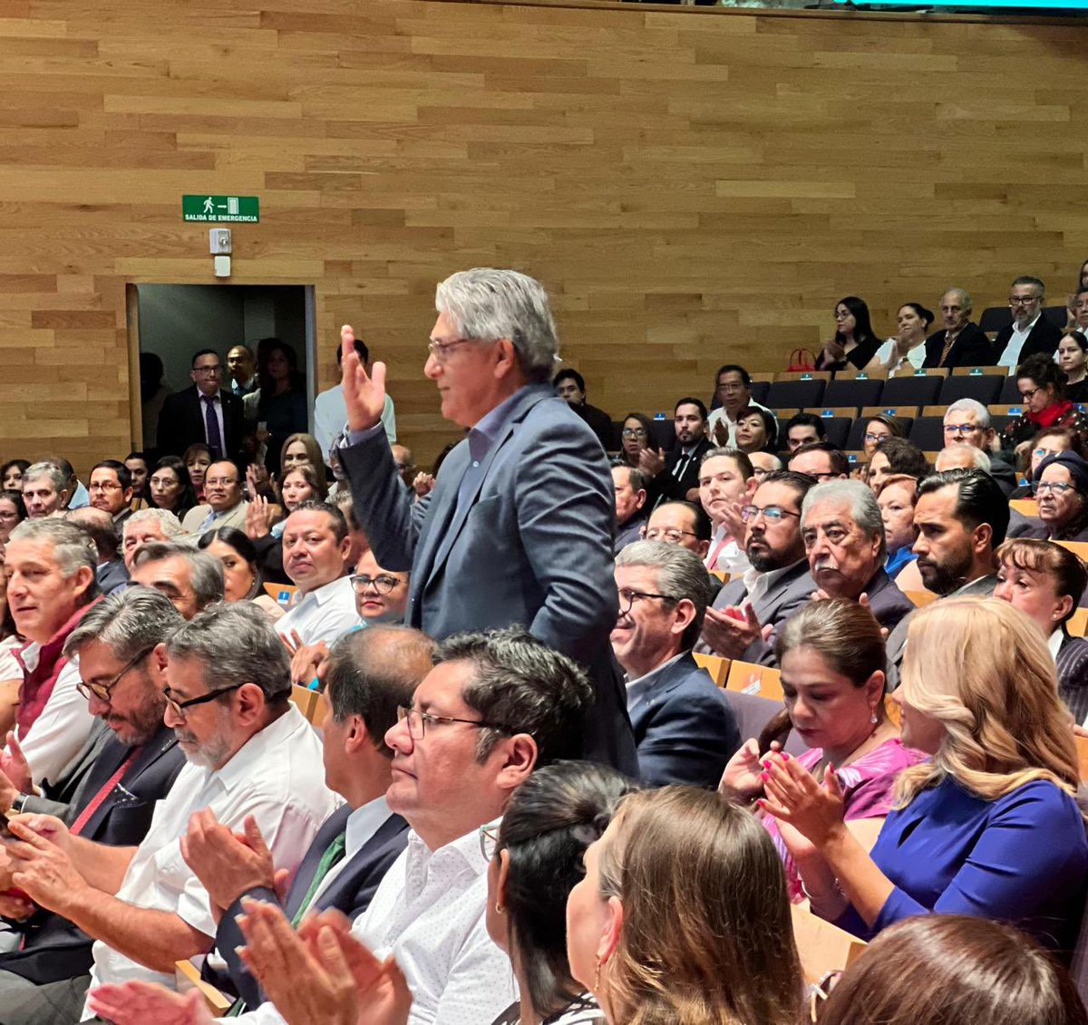 SoyGuillermoFS's tweet photo. Ayer asistimos a una ceremonia muy emotiva en la hermosa Sala Tlaqná, el rector de Universidad Veracruzana, el Dr. Martín Aguilar,  Sánchez rindió su Tercer Informe de Labores.
La educación es un pilar fundamental para el desarrollo de #Veracruz. https://t.co/VwQln3octE