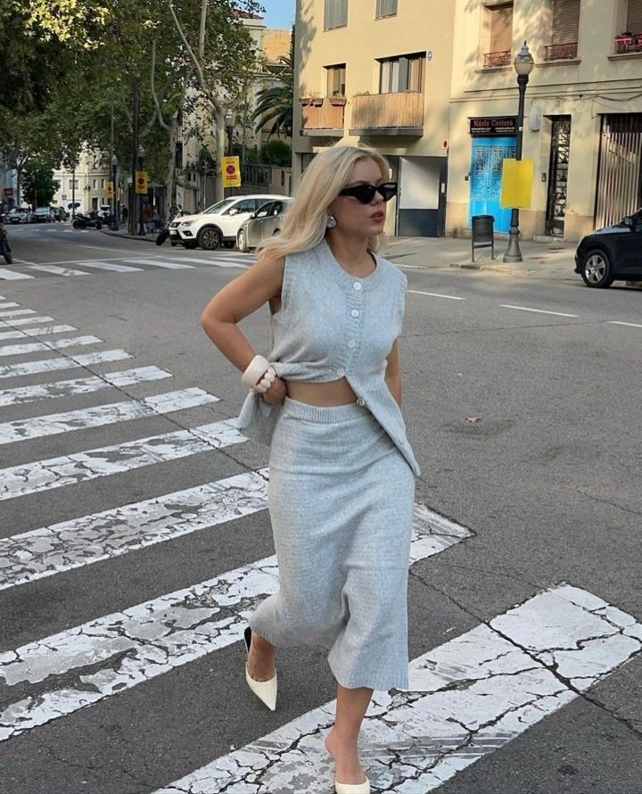 Matchedstyling's tweet photo. ● A t-shirt, denims, heels and trench coat look. 
● A co-ord look 
● Lastly, a top and skirt look paired with mules. 

Happy styling! https://t.co/30IGDDjyyw