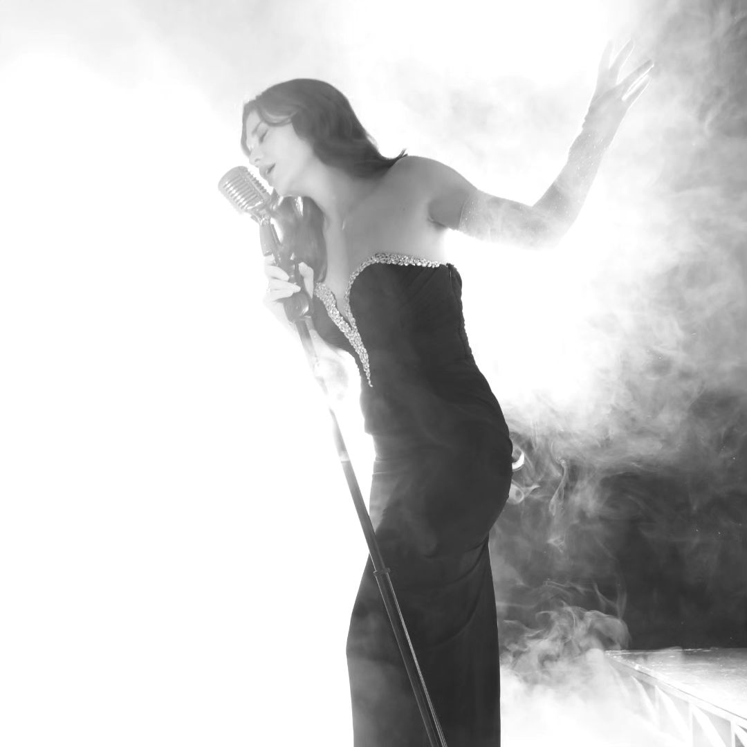 FloraXFiles's tweet photo. 📲 Flora Martínez via Instagram 
"Moonlight in Vermont next Friday 27th in every music plataforms. / El próximo viernes 27 los invito a conocer la luz de luna de Vermont ❤️"  
🖇️https://t.co/G5jNiQROmq https://t.co/wljB5X4Hw5