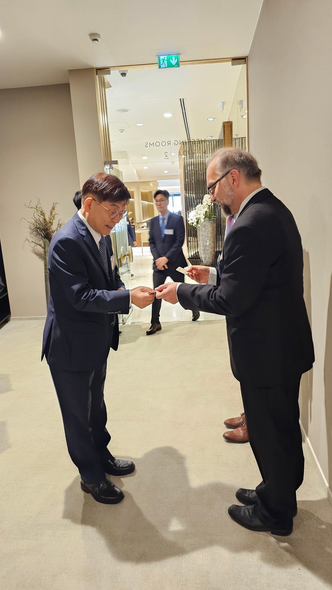 UFE_AVCR's tweet photo. 🥁Představili jsme výzkumnou infrastrukturu vláknových laserů a technologie optických vláken na 🇨🇿🇰🇷 Korea-Czech Republic Industry &amp; Energy Technology Cooperation Forum 2024 v Praze 20. 9.

🤝Podepsáno Memorandum of Understanding s #KOPTI (Korea Photonics Technology Institute). https://t.co/x2VvLtbUF3