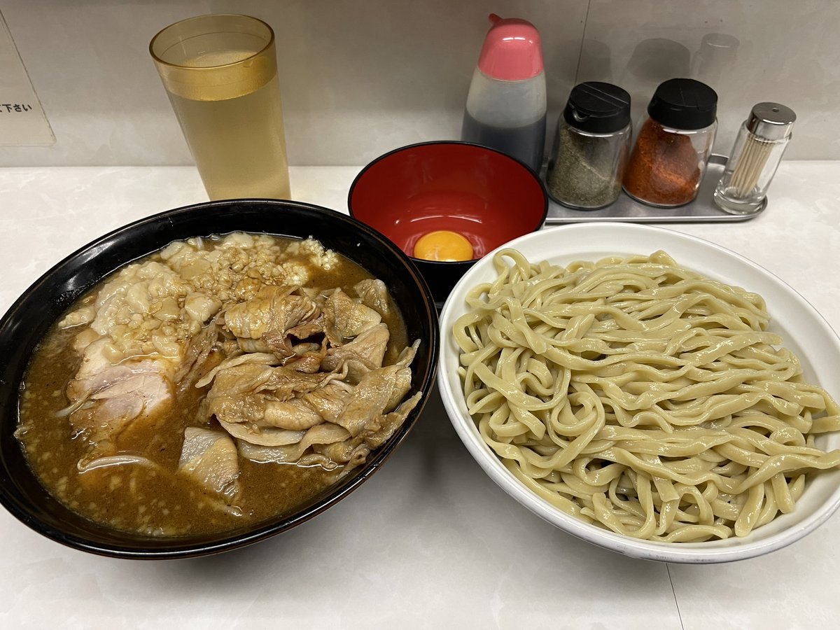 canon4416's tweet photo. 3時間並んで魔人豚で大つけめん豚バラと生たまごを食べた！
3時間ってディズニー？www
でも久々の魔人豚は美味かった！
完全復活楽しみにしてます！
#魔人豚 
#つけめん
#豚バラ https://t.co/pcnxs2v1l8