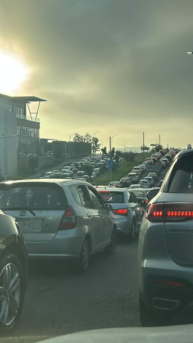 nelvaldez's tweet photo. La vialidad en #Monterrey está sostenido con alfileres, ya es insostenible el caos que se hace a diario. 

Reportan colapsada la Av. Leones hacia el Oriente con tiempos de atasco de hasta 2 horas!! ¡háganme el favor! 😤😠 https://t.co/mFcRNIUQkp