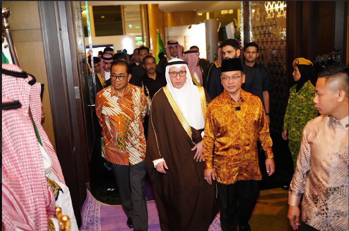 KSAembassyMY's tweet image. أقامت سفارة المملكة العربية السعودية حفل استقبال رسمي بمناسبة اليوم الوطني الـ 94 ، بحضور ضيف الشرف ممثل الحكومة الماليزية معالي داتوء سري سيتيا دكتور محمد نعيم بن حاج مختار الوزير بإدارة رئيس الوزراء للشؤون الدينية،