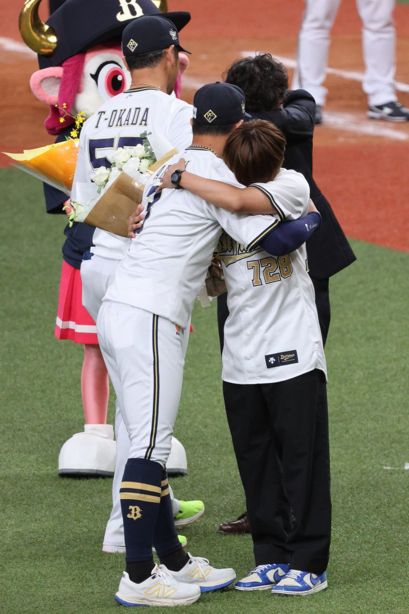 mrmrk_ydb89's tweet photo. 大号泣でも写真撮影は笑顔でよかった😭
#安達了一 #t岡田 #岡田圭右 #藤原丈一郎 https://t.co/yyEGmfRGRt