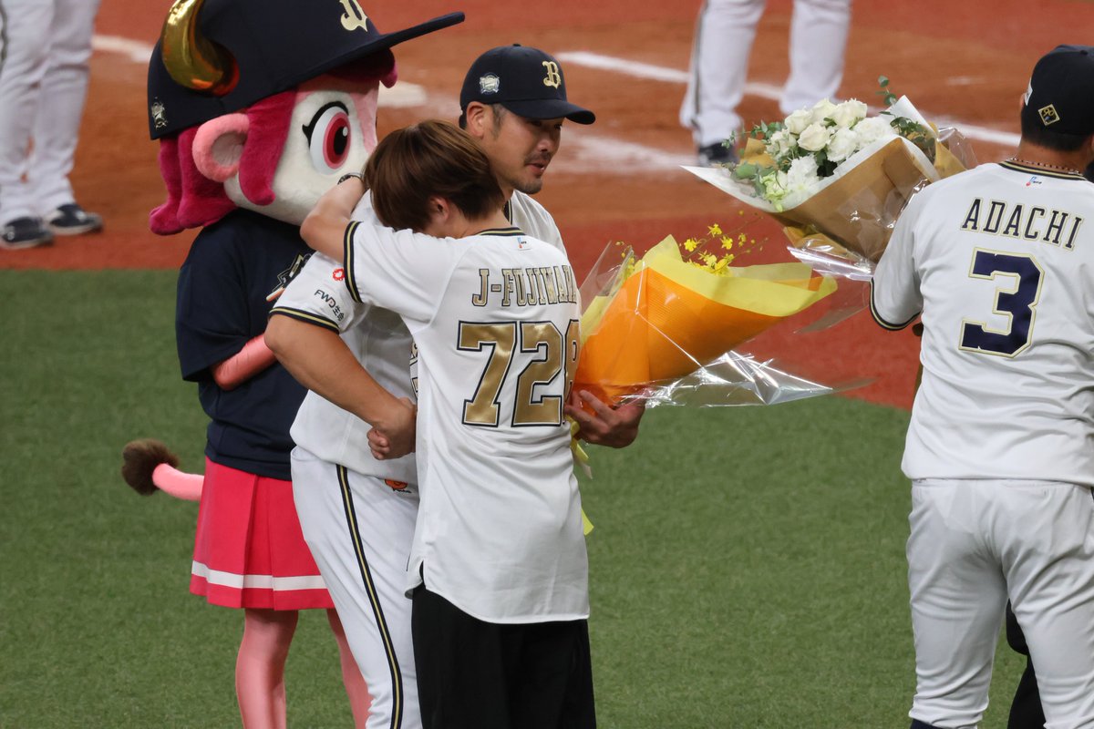 mrmrk_ydb89's tweet photo. 大号泣でも写真撮影は笑顔でよかった😭
#安達了一 #t岡田 #岡田圭右 #藤原丈一郎 https://t.co/yyEGmfRGRt
