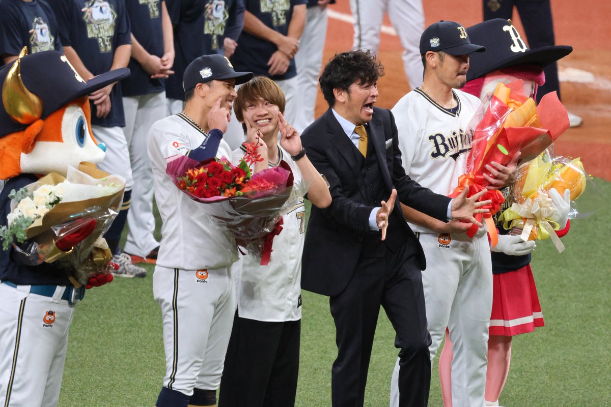 mrmrk_ydb89's tweet photo. 大号泣でも写真撮影は笑顔でよかった😭
#安達了一 #t岡田 #岡田圭右 #藤原丈一郎 https://t.co/yyEGmfRGRt