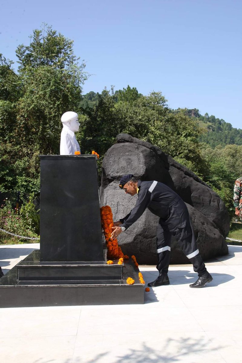 CaptDKS's tweet photo. #OTD in 2014. Laying of wreath at memorial of Brig Mohd Usmaan MVC, who valiantly fought to save 'Naushera & Jhangar' from the enemy in 1947-48. Memories. #DCC2014 @Arun_Golaya @abhilashtomy @AshishSinghNews @adgpi @NorthernComd_IA @nitingokhale @BharatShaktiBSI @ajaynewsman https://t.co/lDTEqgr4wx