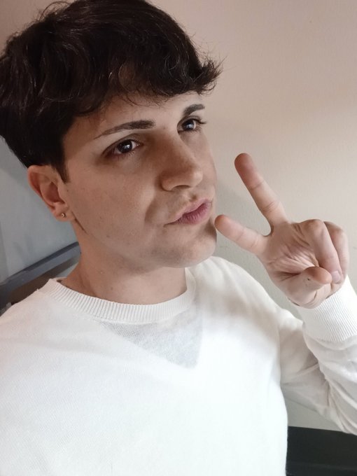 It's my birthday 🎉  If anyone wants to throw me some scratch cause I'm p00r and want to get hotter by