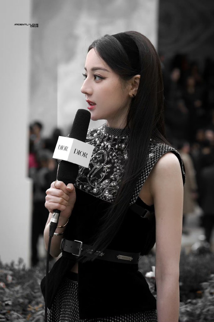 AliceCambo3063's tweet photo. The hand crafted dress is now even more beautiful when she wears it.😘🖤💅🏻 #Dilraba #Dilireba #Diorss25 #DilrabaXDiorSS25 https://t.co/604s2WJhBa