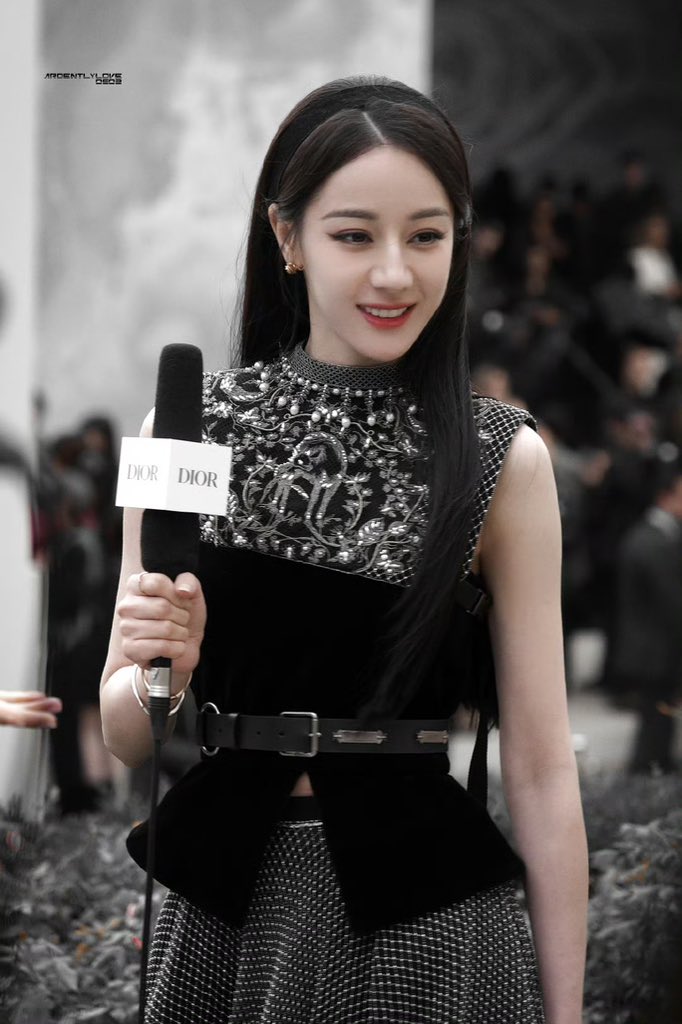 AliceCambo3063's tweet photo. The hand crafted dress is now even more beautiful when she wears it.😘🖤💅🏻 #Dilraba #Dilireba #Diorss25 #DilrabaXDiorSS25 https://t.co/604s2WJhBa