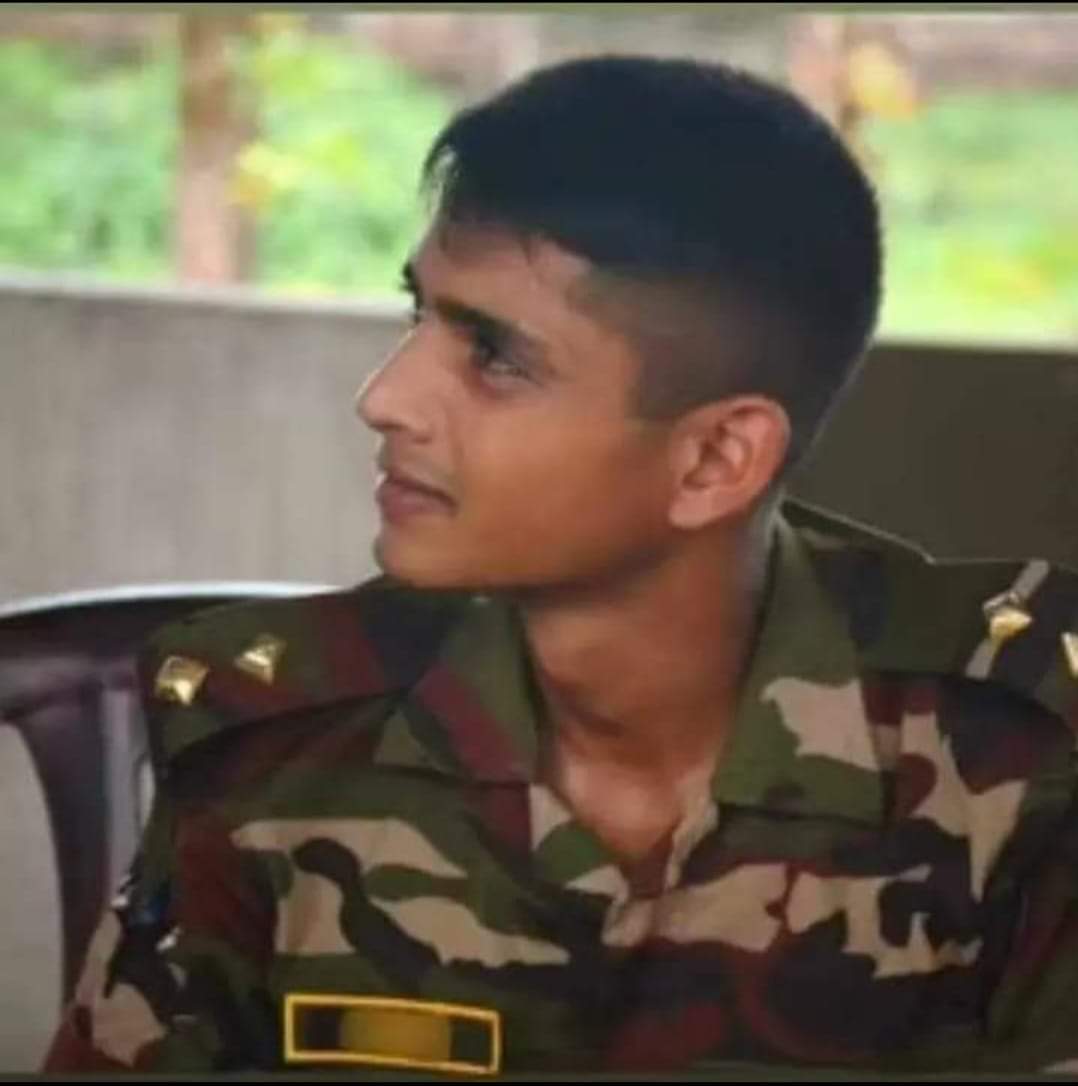 theBDarmy's tweet photo. কক্সবাজারের চকোরিয়ায় ডাকাতি প্রতিরোধ অভিযানে তরুণ সেনা কর্মকর্তা নিহত
#Bangladesh https://t.co/LQimjLqbrG