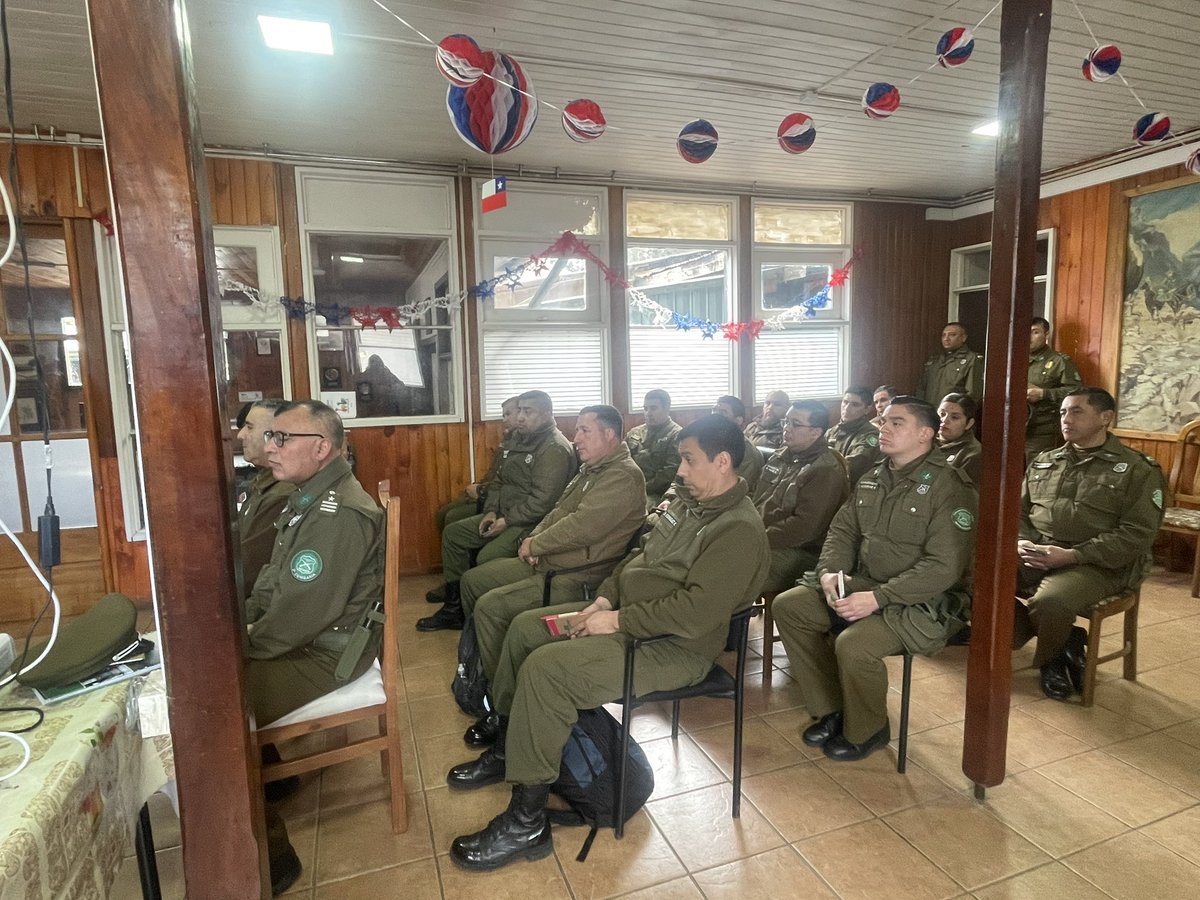 conaf_losrios's tweet photo. 🌳Profesionales del Depto Prevención de Incendios #CONAF realizaron capacitación sobre Uso del Fuego junto a #OS5 @Carabdechile a funcionarios de la Comisaría de Los Lagos.
Instancia se desarrolla como parte de la preparación frente a temporada de máxima ocurrencia de incendios. https://t.co/kFtPL5IAB6