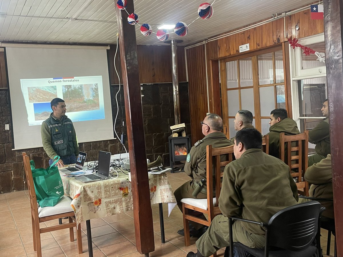 conaf_losrios's tweet photo. 🌳Profesionales del Depto Prevención de Incendios #CONAF realizaron capacitación sobre Uso del Fuego junto a #OS5 @Carabdechile a funcionarios de la Comisaría de Los Lagos.
Instancia se desarrolla como parte de la preparación frente a temporada de máxima ocurrencia de incendios. https://t.co/kFtPL5IAB6