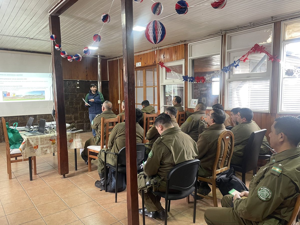 conaf_losrios's tweet photo. 🌳Profesionales del Depto Prevención de Incendios #CONAF realizaron capacitación sobre Uso del Fuego junto a #OS5 @Carabdechile a funcionarios de la Comisaría de Los Lagos.
Instancia se desarrolla como parte de la preparación frente a temporada de máxima ocurrencia de incendios. https://t.co/kFtPL5IAB6