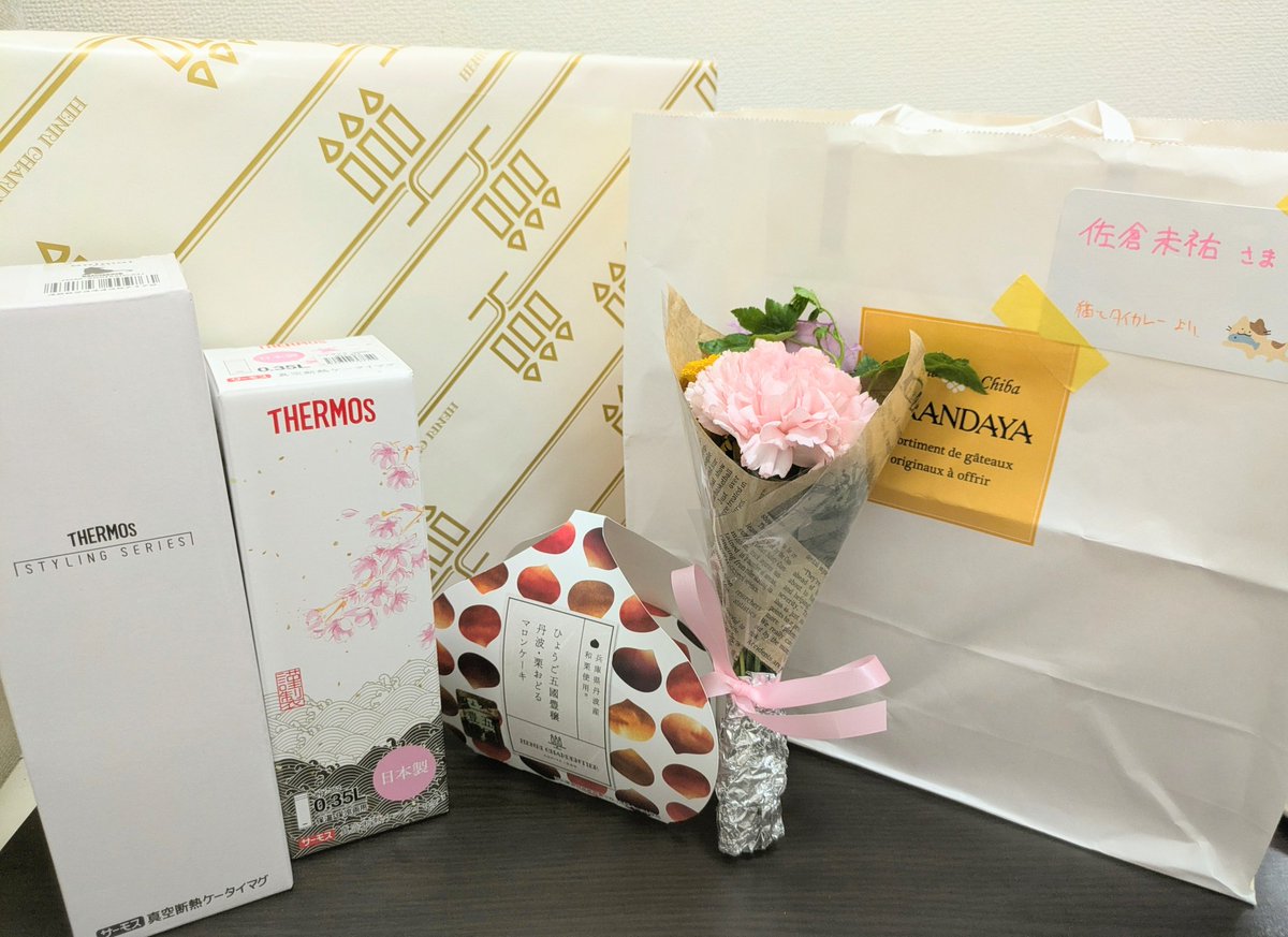 myuu_nekosuitai's tweet photo. 9/22Music Jacuzzi昼の部！
ありがとうございました🫶🫶🫶
素敵な差し入れ頂きました✨
可愛すぎる魔法瓶に、大好物のタルトに、秋の味覚マロンケーキに、千葉県民にしか伝わらないオランダ屋(衝撃だった…)さん！
初めてお花も頂きました😻

#MusicJacuzzi 
#ミュージックジャグジー https://t.co/rE6YcjVIy9