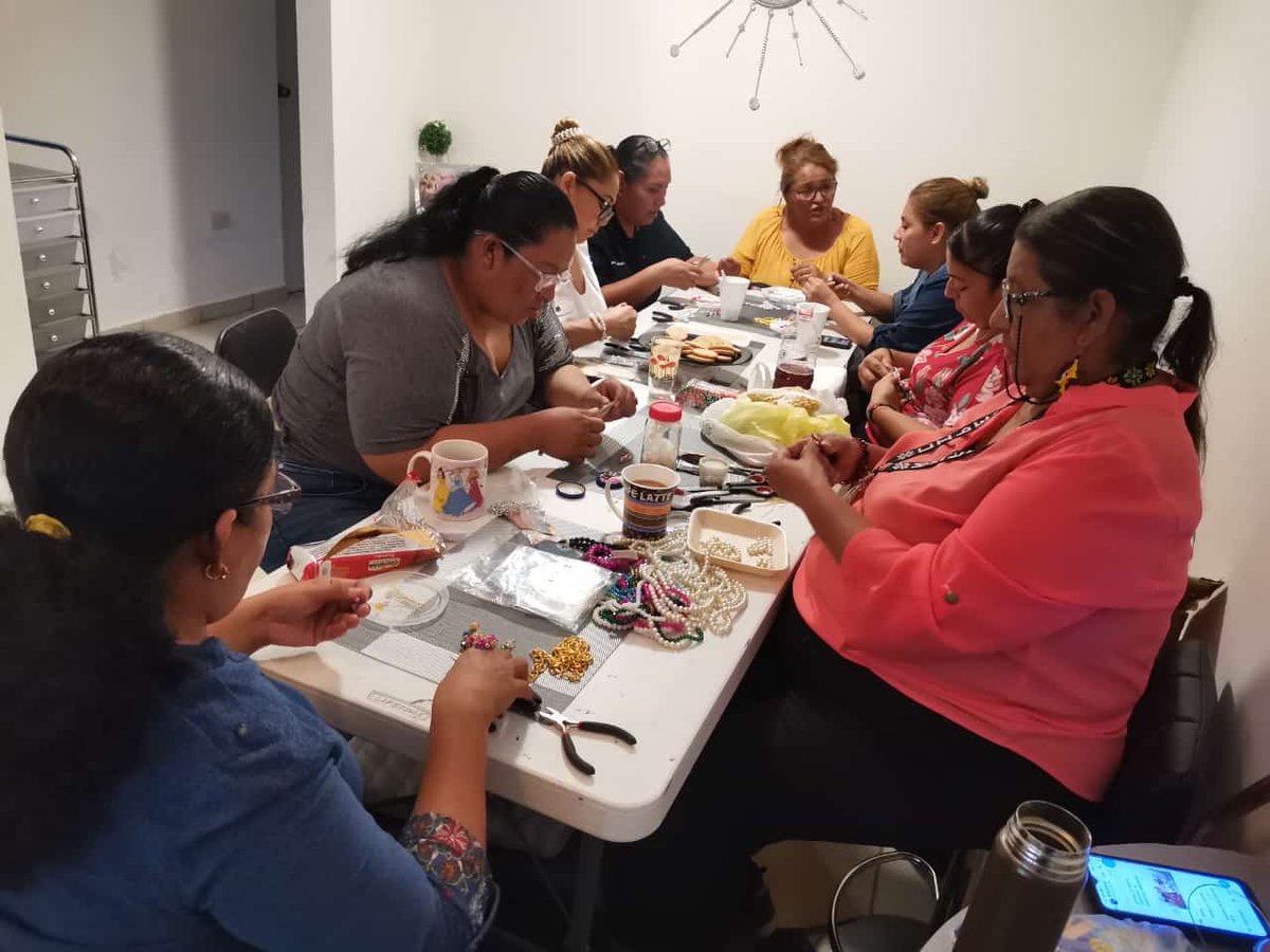 ritaburgos10's tweet photo. Mujeres Constructoras de Paz en #GuaymasNorte reciben cursos sobre prevención de violencia, finanzas personales y talleres productivos.
A través de la Jornada Permanente por la Paz del Centro Estatal de Prevención @SonoraSeguridad se trabaja por el bienestar familiar. https://t.co/kGKBACyjnI