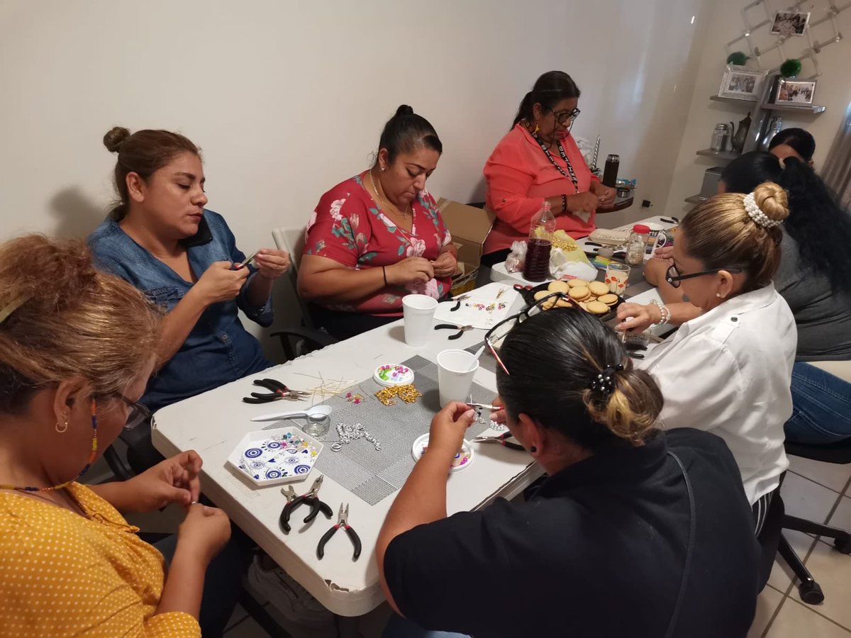 ritaburgos10's tweet photo. Mujeres Constructoras de Paz en #GuaymasNorte reciben cursos sobre prevención de violencia, finanzas personales y talleres productivos.
A través de la Jornada Permanente por la Paz del Centro Estatal de Prevención @SonoraSeguridad se trabaja por el bienestar familiar. https://t.co/kGKBACyjnI