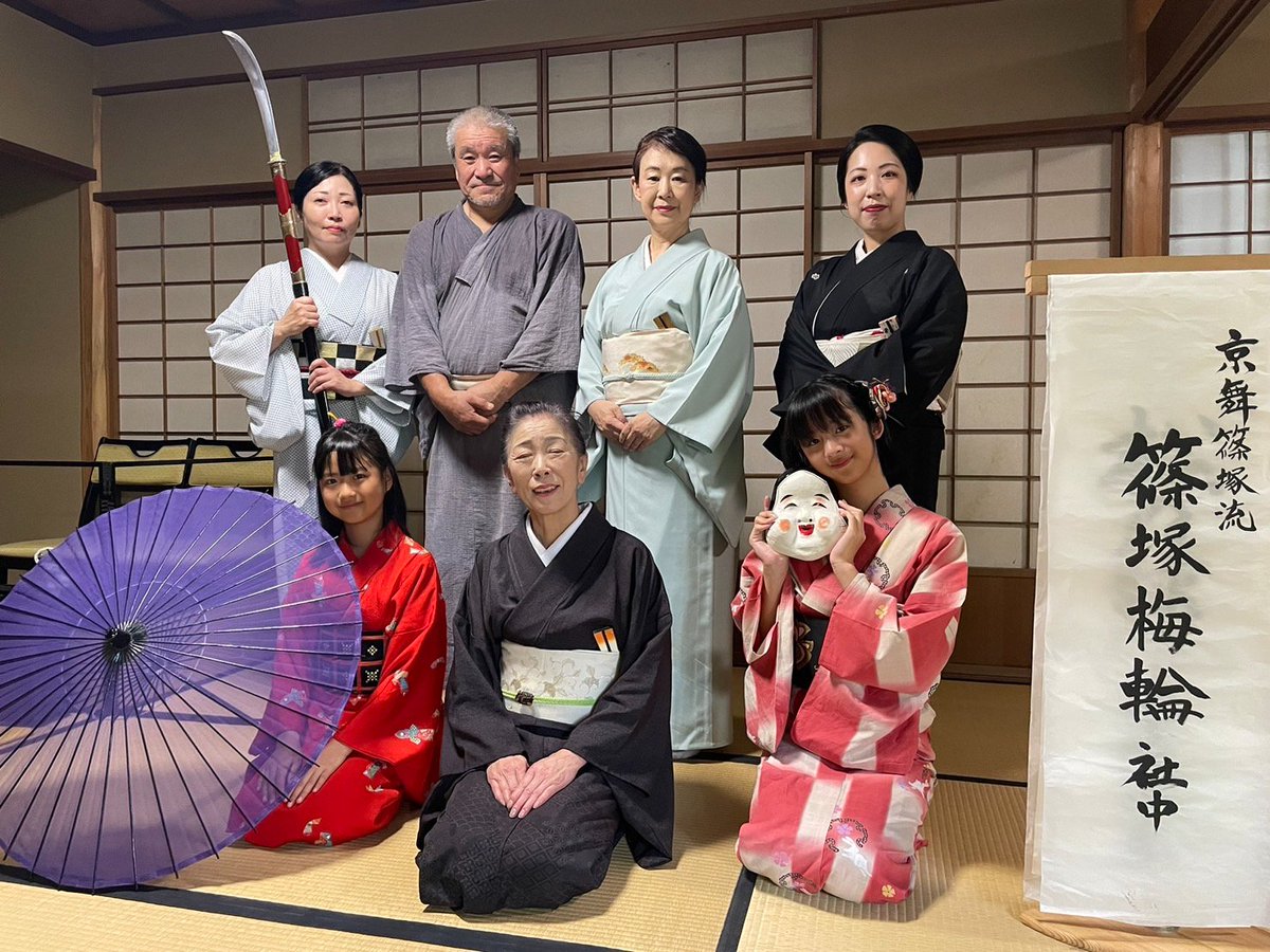 0k2y2o7san's tweet photo. 先日22日、京都の梨木神社にて
「萩まつり」が行われました。

私は京舞篠塚流梅輪会社中として、梅輪先生や同じ流派のなとりさんや社中達と奉納舞を披露させて頂きました。足元悪い中、沢山の方々がお越し下さいました🙏

今回は先生と地歌「屋島」をコラボで舞わせて頂き楽しかったです〜✨ https://t.co/H16oSzzEUN