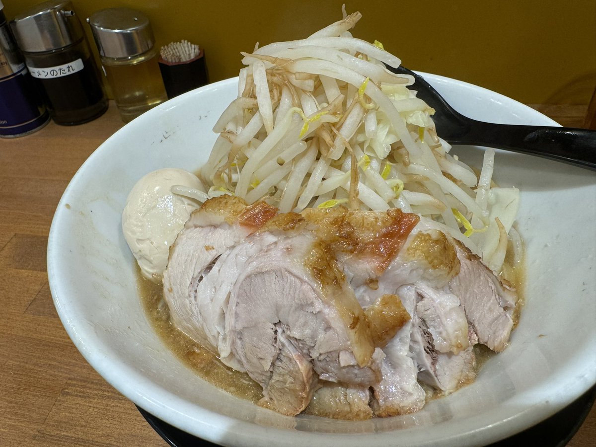 satotak's tweet photo. ��業の準備やら雑用やらで、ふと気がつくと、夕食難民！しょうがないので、またもや、三越裏のぶたいち。小ラーメン(麺の量が半分) +野菜マシマシ。
#人間環境大学 #総合心理学部 #佐藤隆夫 https://t.co/RozDxpyFVY