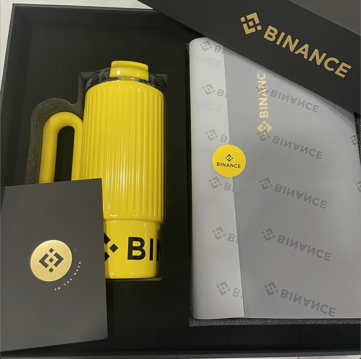 BeCryptoViet's tweet photo. Biết nhân viên CryptoViet dạo này đói kh có tiền sắm đồ... Trong vòng 2 tháng ổng gửi 4 bộ đồ Binance 

Thay mặt tập thể CryptoViet, em cám ơn anh @vietbigbrother và @binance_vietnam nhé ạ

#cryptoviet #binance https://t.co/d929h66qYM