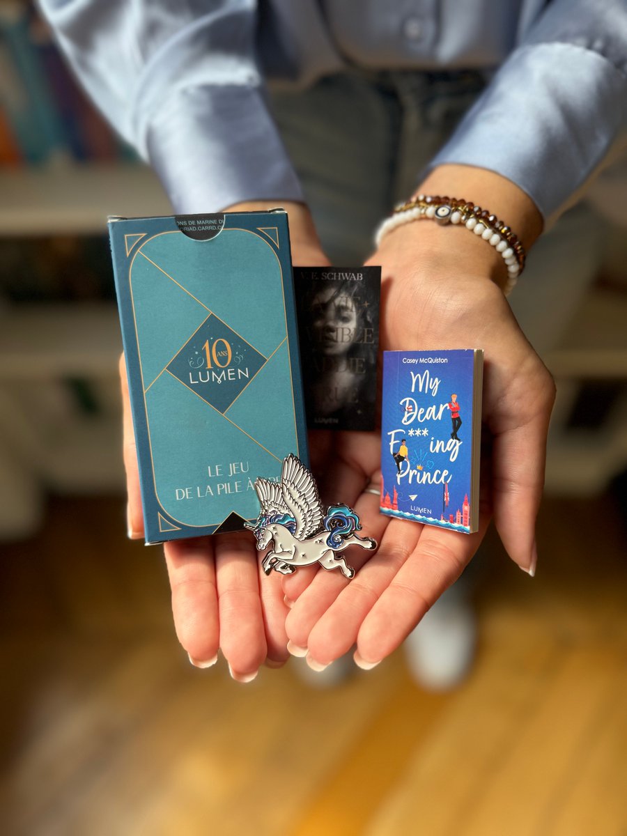 LumenEditions's tweet photo. Pour notre 10e anniversaire, certaines librairies vous offrent ces goodies pour l'achat de deux de nos romans. N'hésitez pas à demander à votre libraire s'il participe, et, si ce n'est pas le cas, il peut encore tout à fait commander du stock (EAN : 9782371024724) ! 😉 https://t.co/Pf0pIhfYei
