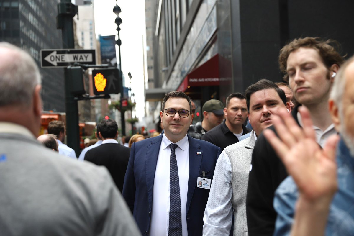 Je vás tu 100 tisíc! Vaše podpora je hnací silou mé práce.

Českým zájmům a bezpečnosti zůstávám věrný. Česko patří na Západ – a tato slova proměňujeme v činy: sankční zákon, úspěšné předsednictví EU, revize vztahů s Ruskem, podpora Ukrajiny, leadership v NATO …⏳

Díky!