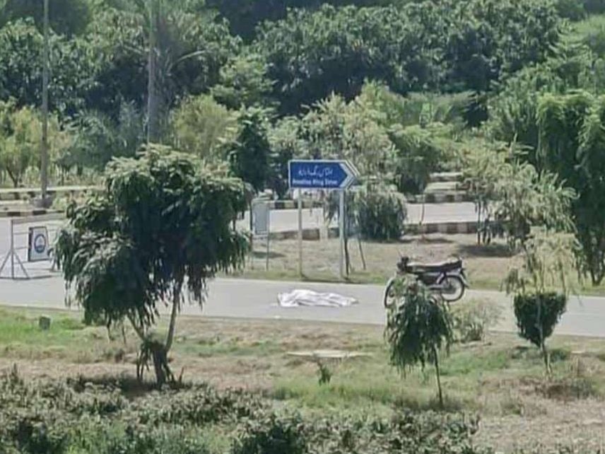 SunaidKhan18's tweet photo. I am so surprised even after hearing this, 
The Vice Chancellor of #MNS Agriculture University is such a bad person.
Minahil Shaaban's body was not allowed to be lifted by anyone from 8:30 am to 11:30 am. If such actions continue, doomsday will come very soon. #minahilshaban #CM https://t.co/fhjgb23M6Q
