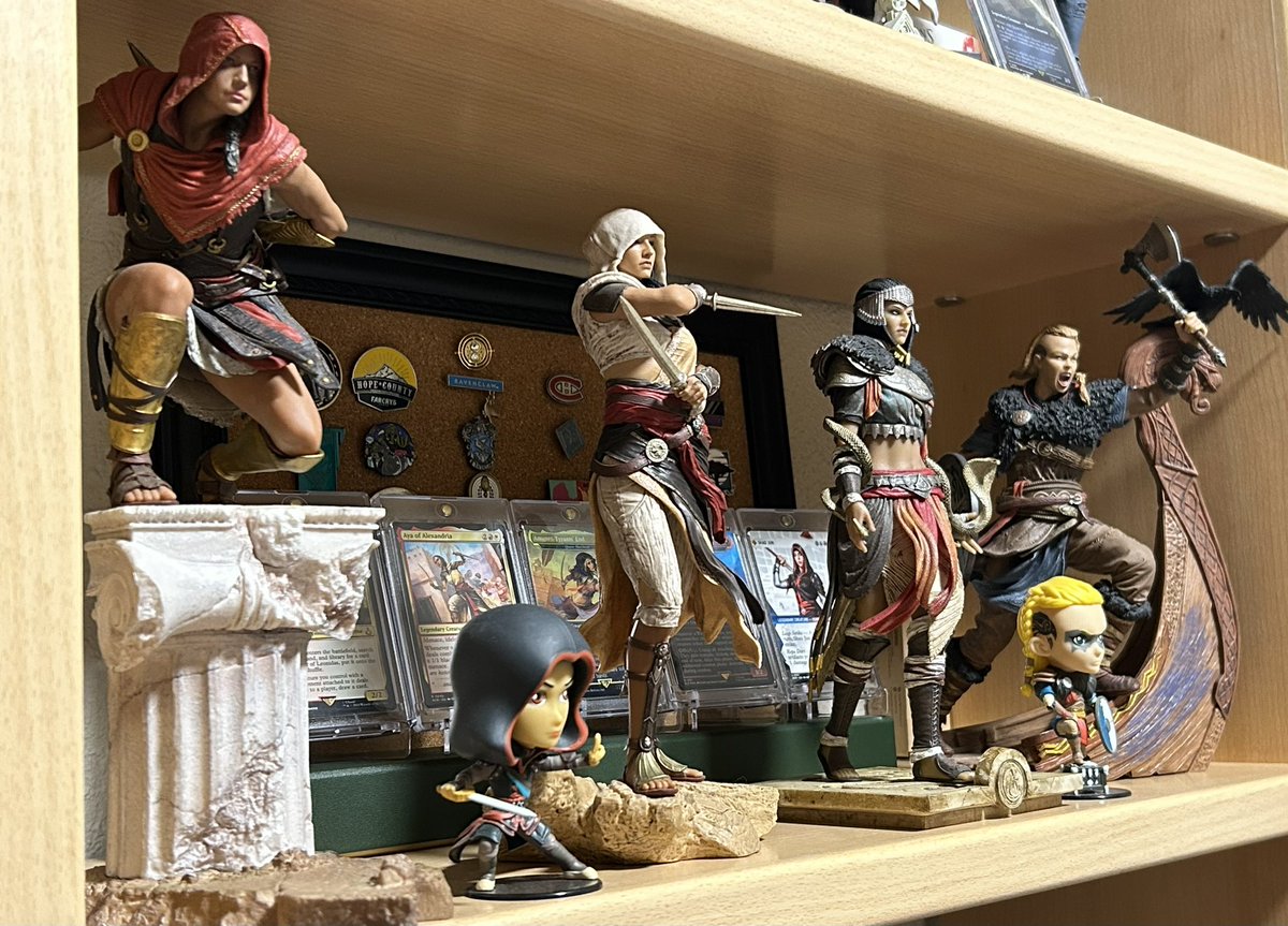 I want to change the mood for a bit and bring some excitement: I finally out some of the #MTGxAC cards on some little expositors and of course put some of the ladies cards’ alongside their figurines 💜🐍 #AssassinsCreed