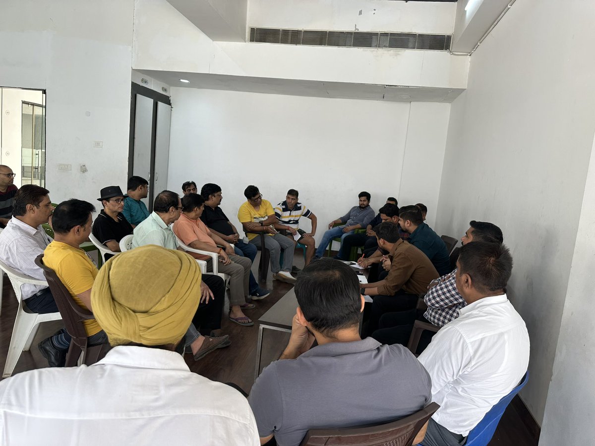 ev1stf's tweet photo. 22 September (रविवार) को EV1STF (रेज़ीडेंट्स ग्रुप) और Facility team की सकारात्मक मीटिंग हुई जिसमें Last MOM और सोसाइटी की दूसरे महत्वपूर्ण मुद्दों पर चर्चा हुई। पिछले मीटिंग में बतायें गये समस्याओं के समाधान का अपडेट भी लिया गया। @ev1stf @dmgbnagar @IAS_SAUMYA @OfficialGNIDA https://t.co/Cw2fqnvYk2