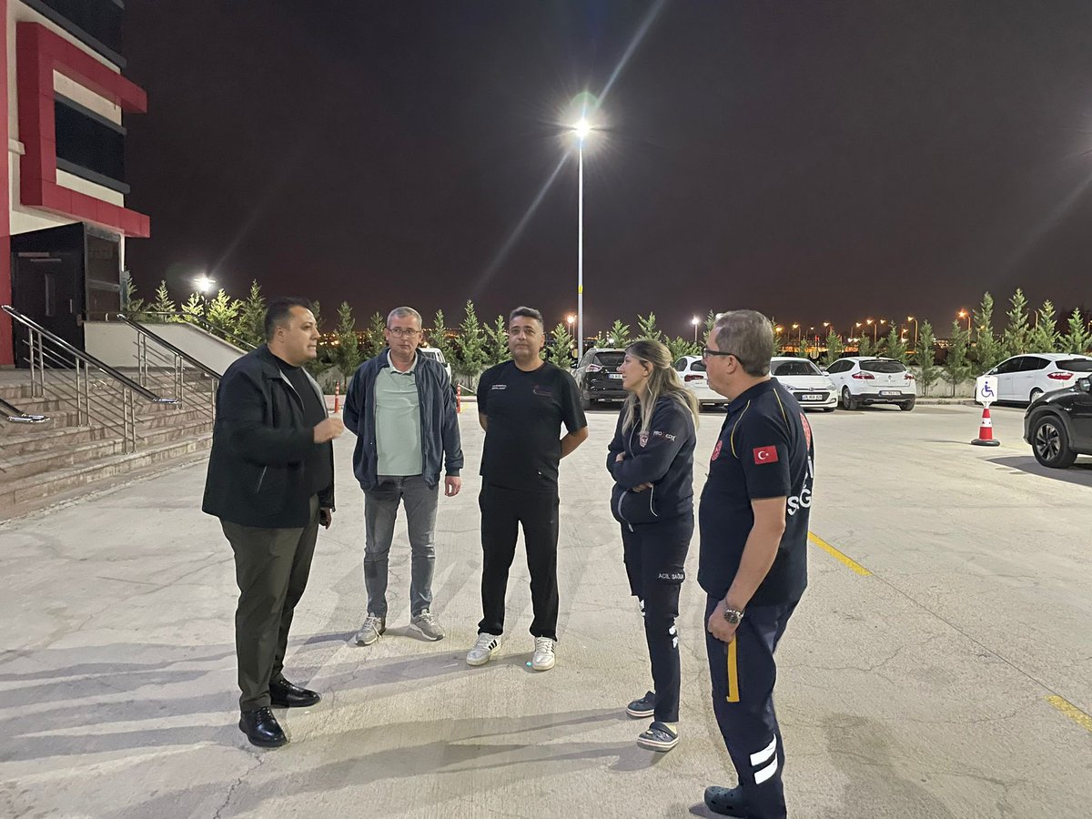 HHKoksalES's tweet photo. 112 Acil Çağrı merkezinde nöbet tutan fedakar sağlık çalışanlarını ziyaret ettik;

Yaptığımız saha çalışmalarını anlattık.

Gece gündüz demeden üyelerimizi ziyaret ediyor talepleri dinliyoruz.

#Sağlık #Acil #SağlıkSen @sagliksen https://t.co/V6Wa5sM9TB