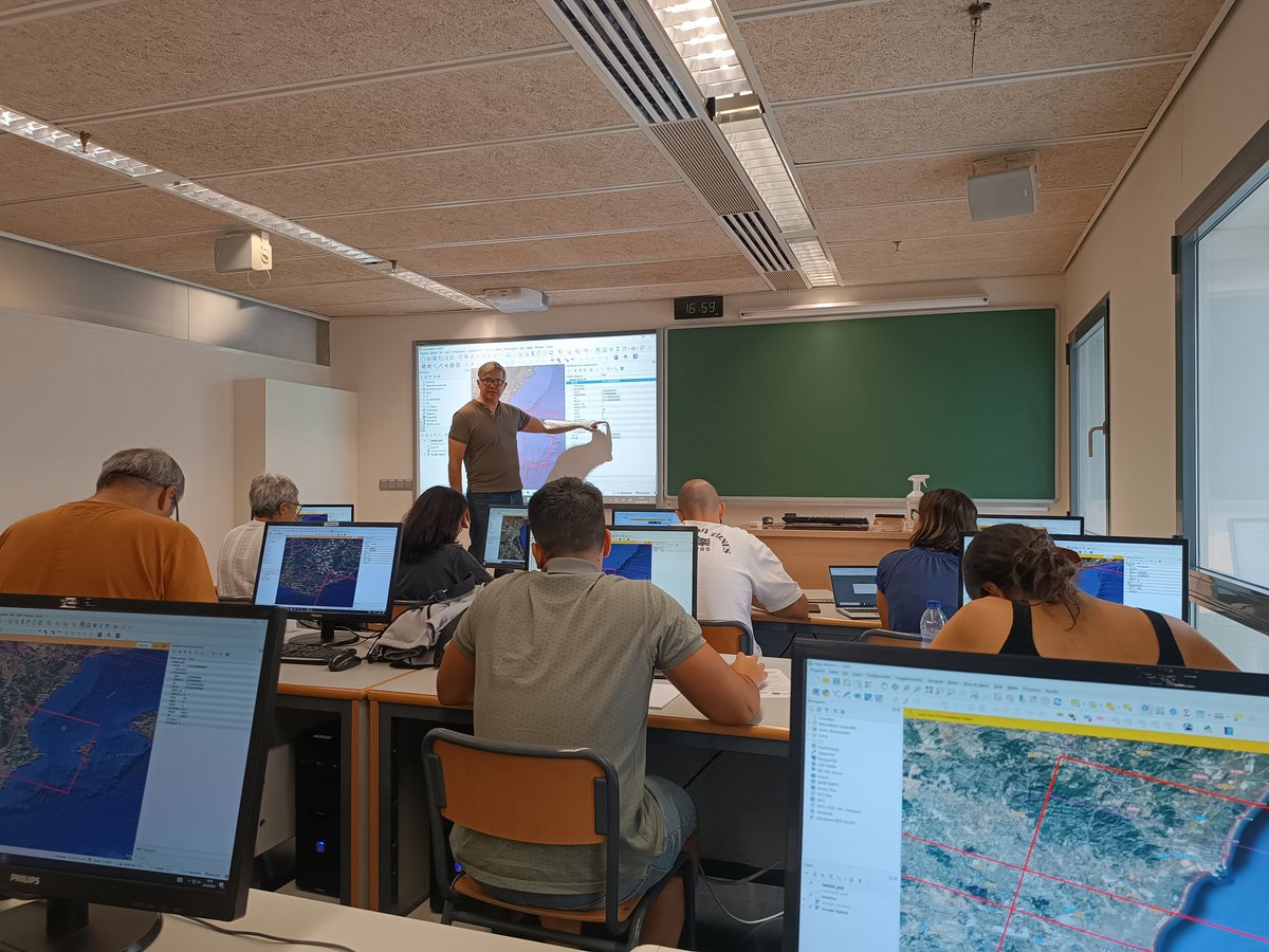 YerayCastillo_'s tweet photo. Just spent my day learning 🧠 how to let satellites and computers do all the hard work of mapping coastlines! 🛰️💻 Big thanks to Pardo-Pascual and his @UPV team ☺️ for making me feel like a digital cartographer. 🌍✨ #CoastlineMapping #SatelliteImaging #SAET #UPV https://t.co/bqop2WUxS4