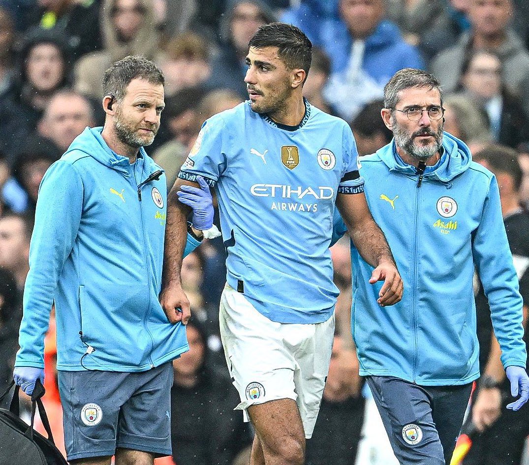 FabrizioRomano's tweet photo. 🔵⚠️ Pep Guardiola: “Rodri will be out for a little while, yes”.

“We are still waiting for the decision of the doctors, exactly what he has”.

“When we know it, the club or myself, the spokesman of the club will announce it”, told Sky Sports. https://t.co/UUt2HnaYFp