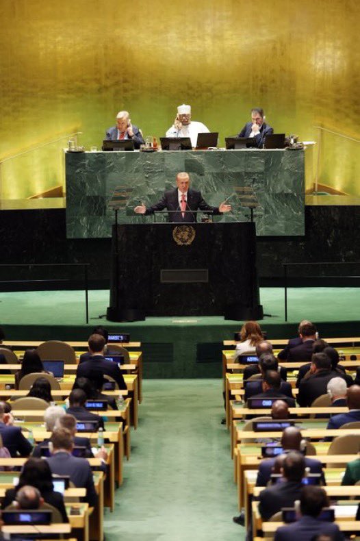 Soran olursa 
Recep Tayyip Erdoğan 
Dünya ya ayar veriyor dersiniz ...