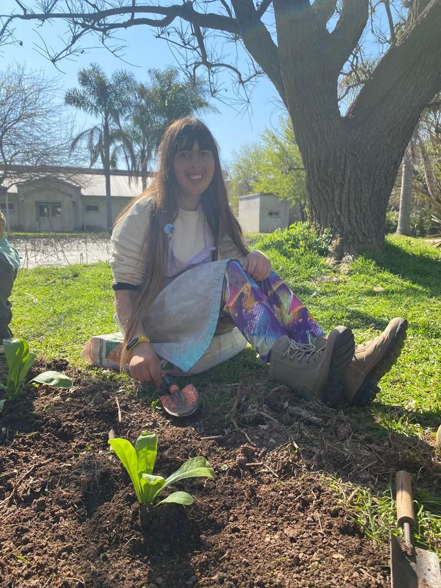 Los jóvenes realizan tareas de jardinería en nuestra sede Escobar!! Los espacios verdes cada día más lindos!!💚🌞
